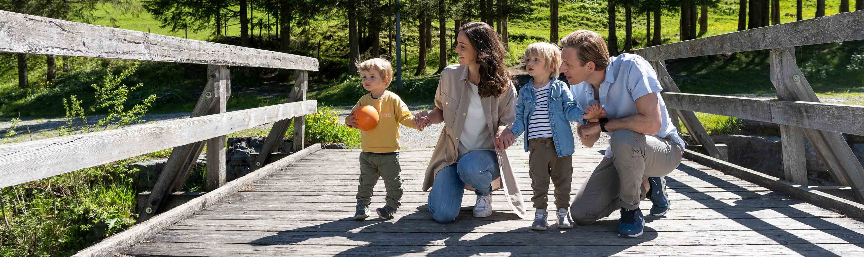 Familie mit zwei Kindern auf einem Steg in Liechtenstein