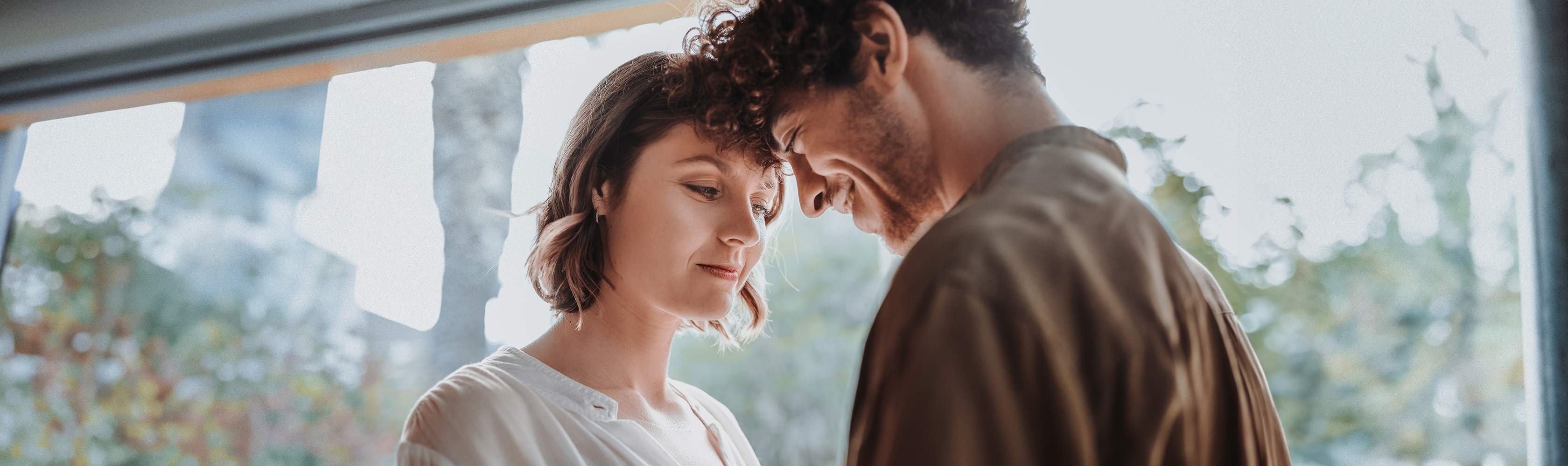 Schwanger werden – Paar umarmt sich und halten die Stirn zueinander