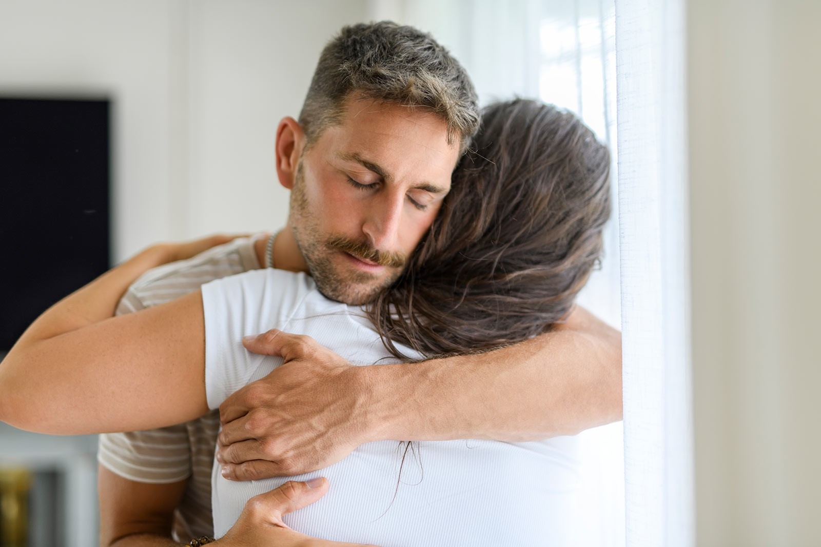 Fehlgeburt – Mann und Frau in einer tiefen, bedeutungsvollen Umarmung