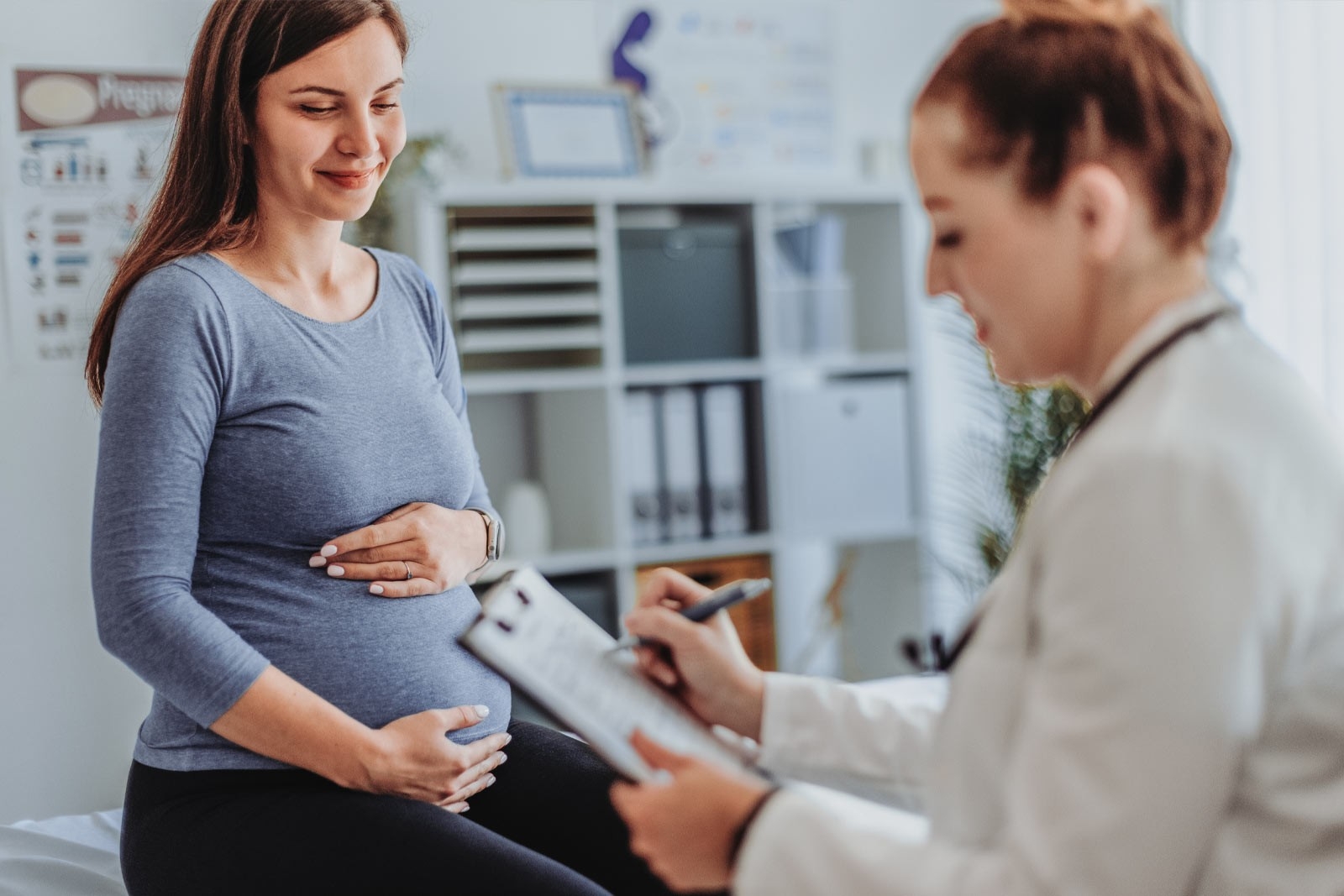 Pränataldiagnostik – Schwangere Frau ist bei ihrer Ärztin und beantwortet Fragen