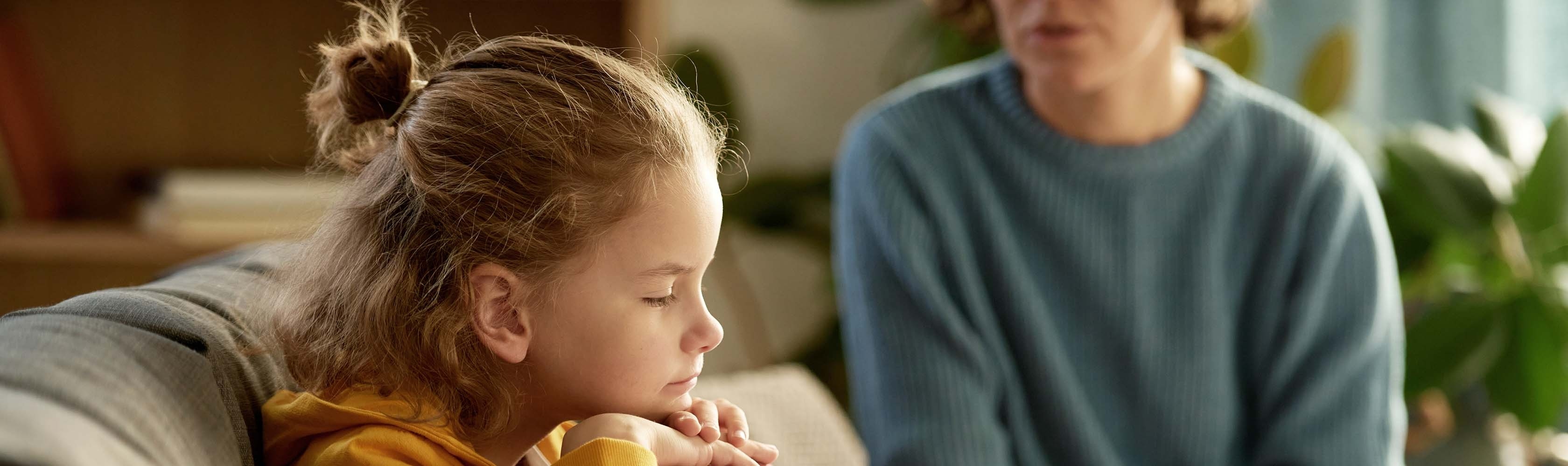Ein Mami unterhält sich mit ihrer Tochter über ihre Gefühle und Emotionen