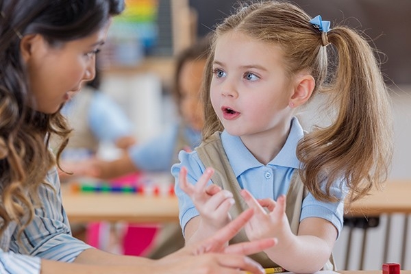Ein Mödchen ist in der Schule und lernt ihre Sprache