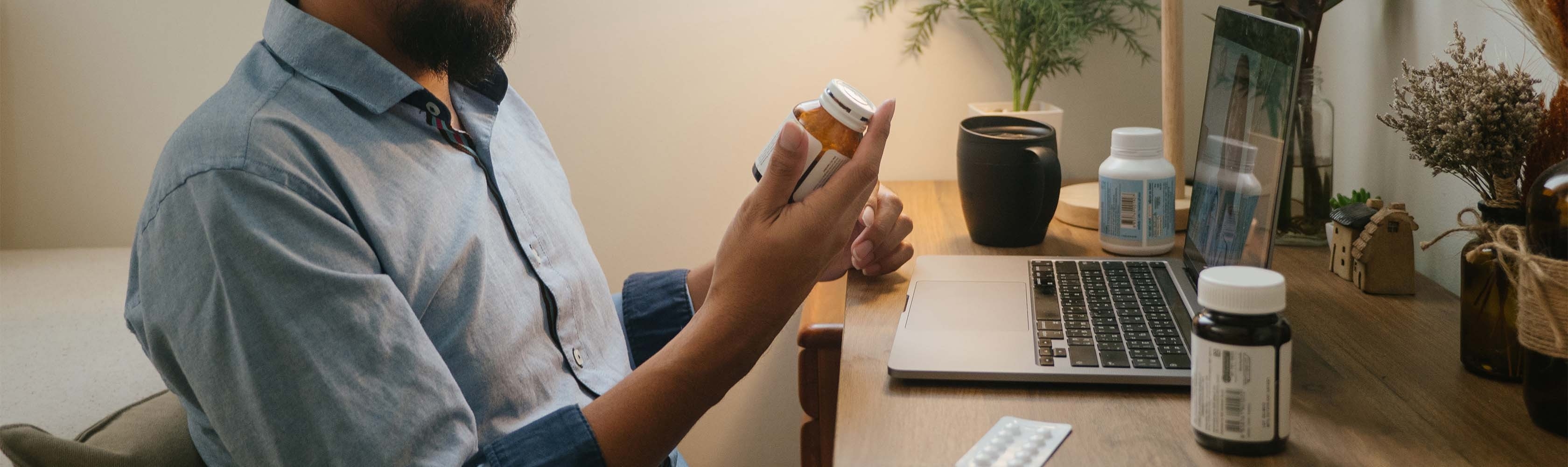 ein Mann studiert ein Medikament und die Packungsbeilage