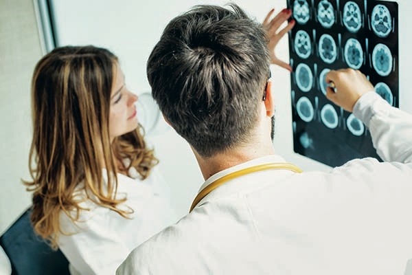Zwei Ärzte besprechen einen Scan. 