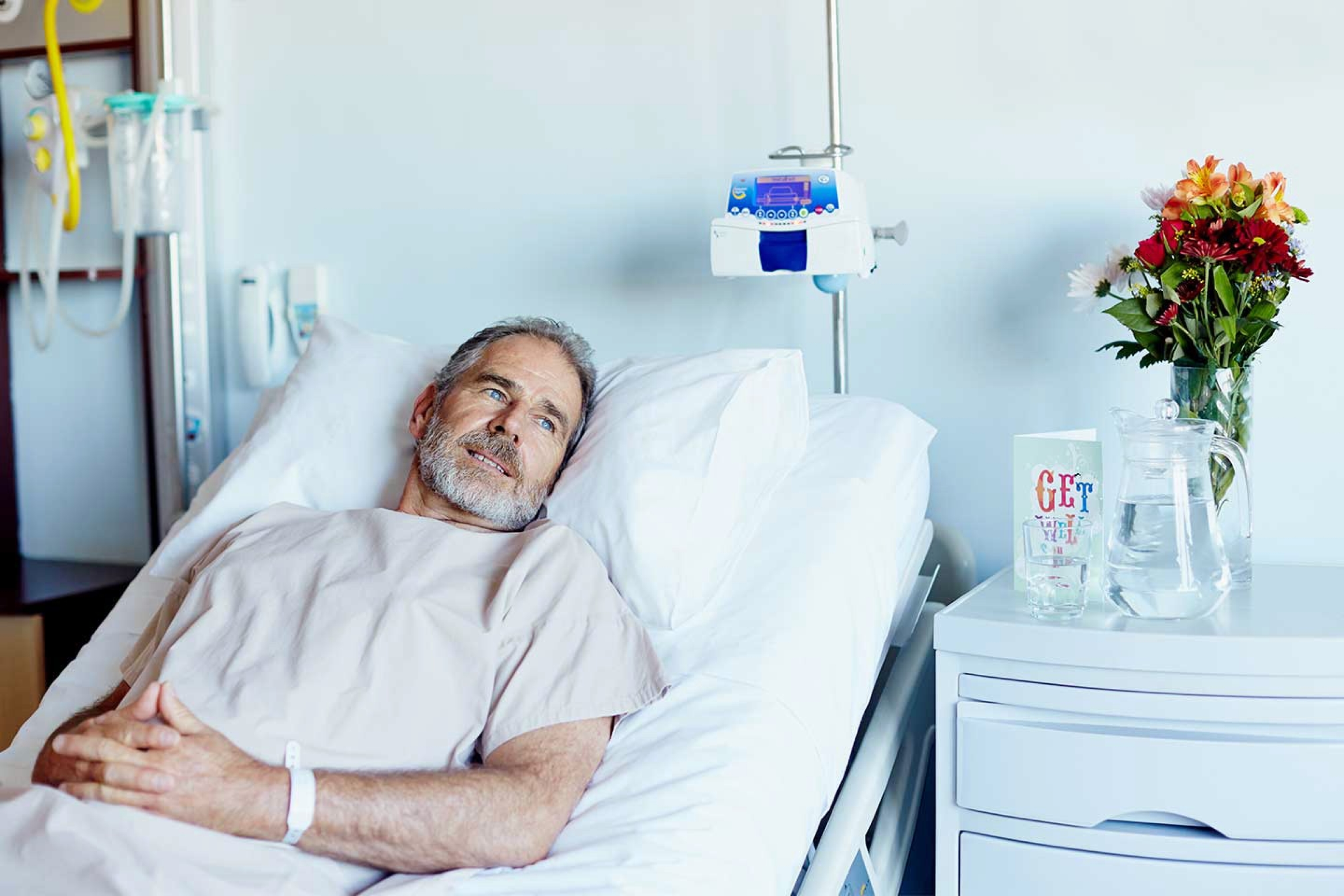 Ein Mann im Einzelzimmer im Spital.