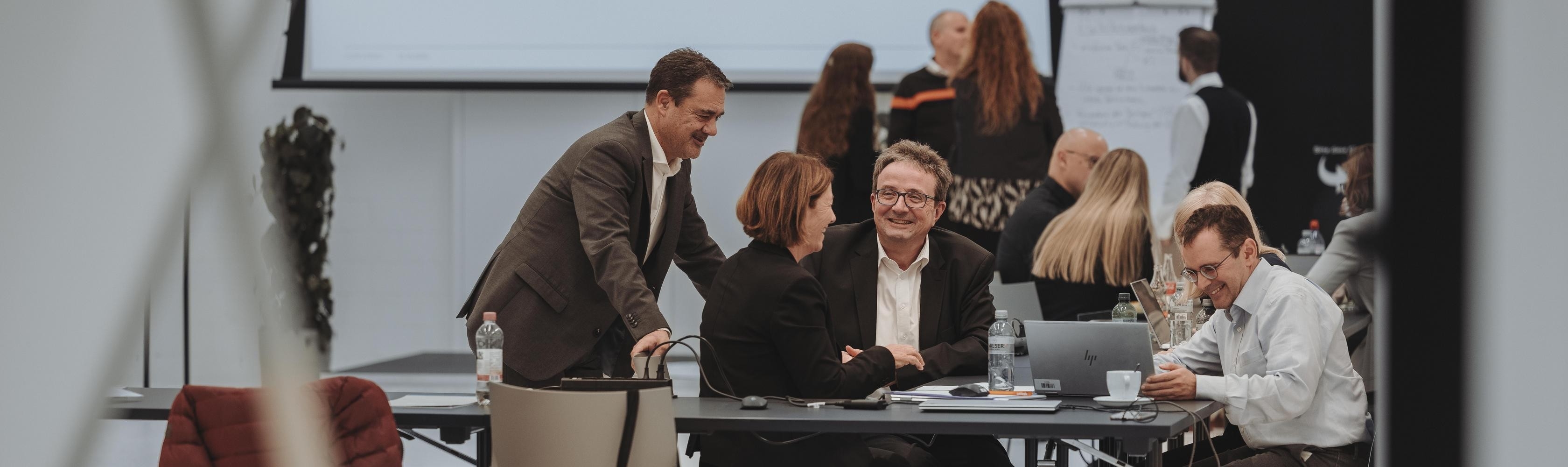 Mitarbeitende der CONCORDIA unterhalten sich fröhlich bei einem Workshop.
