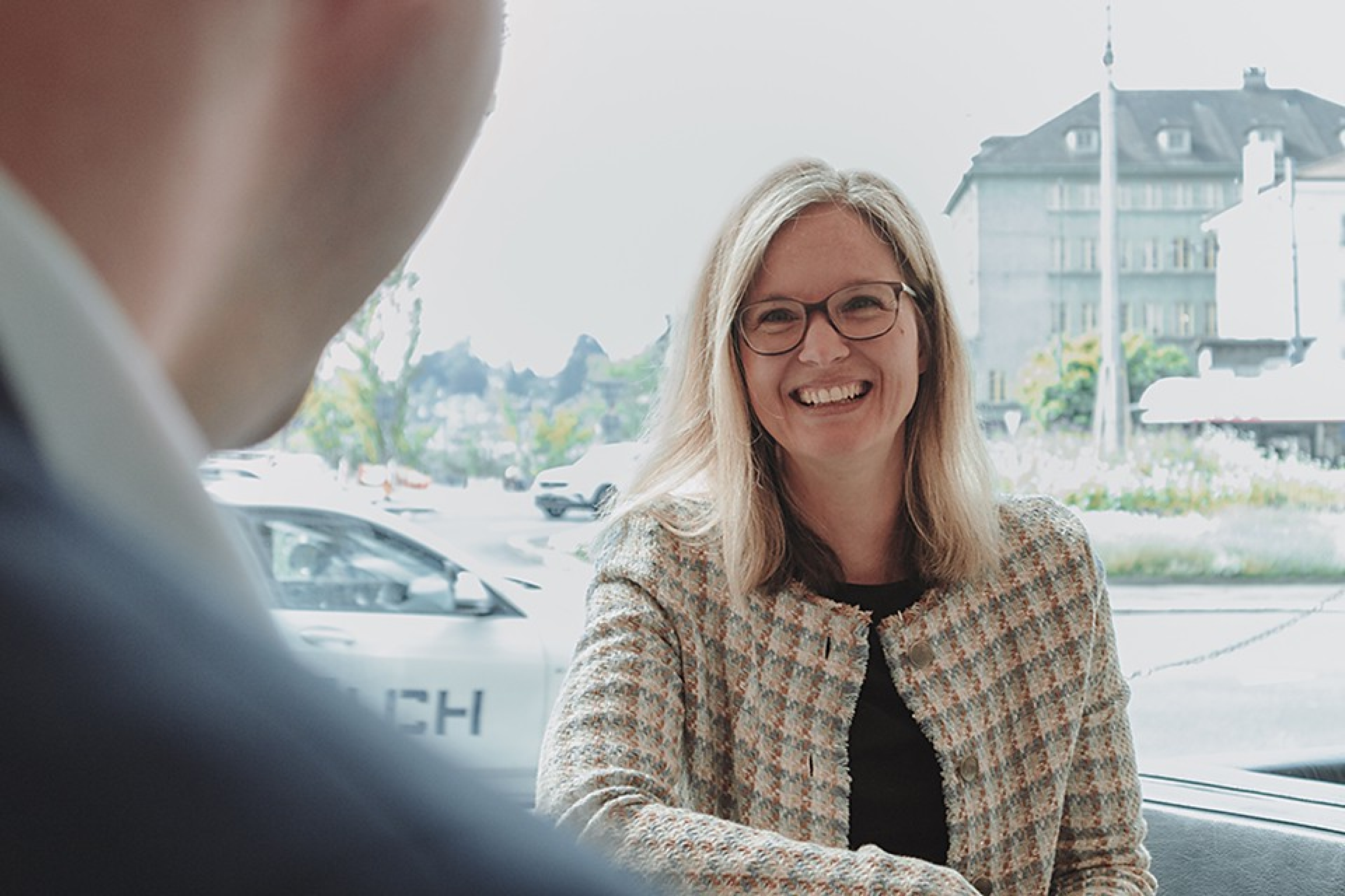 Jeannine Frey im Gespräch im Hauptsitz der CONCORDIA.
