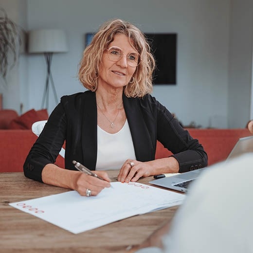 Paar am Tisch mit einem Laptop