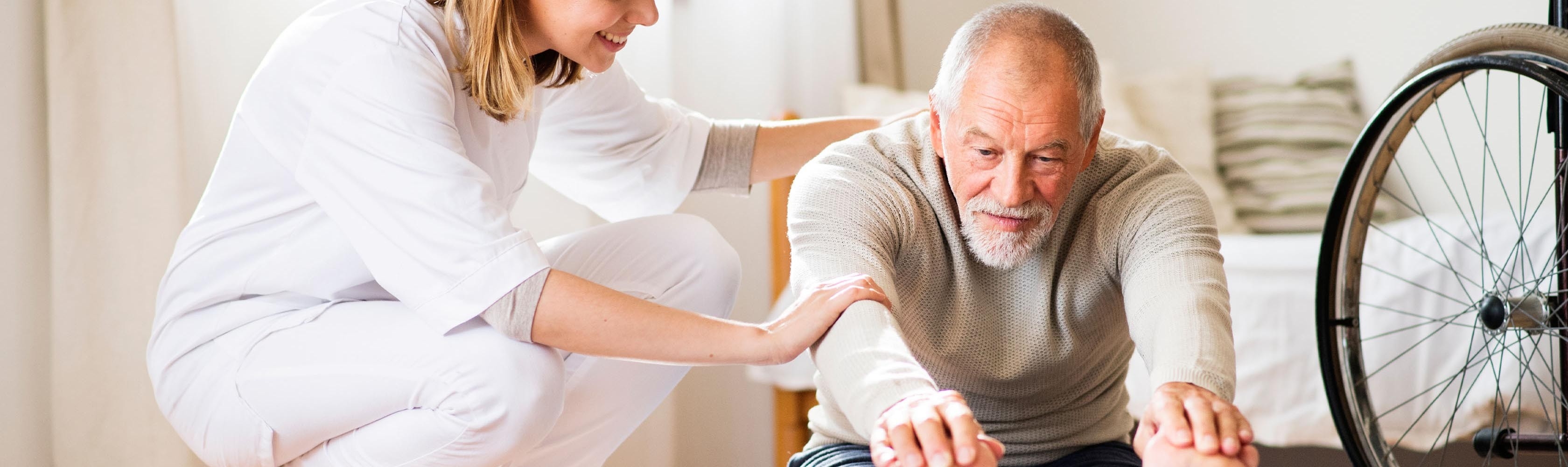 Mann in guter Behandlung in der Rehaklinik