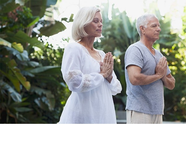 abschalten yoga meditieren bewegung energie tanken stress abbauen