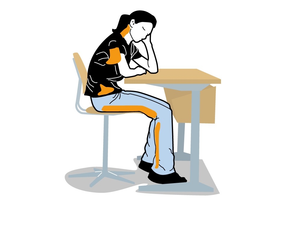 Die Illustration zeigt einen Menschen, der am Schreibtisch sitzt. Die orange markierten Muskelgruppen neigen bei langem Sitzen zu Verkürzungen und Verspannungen.