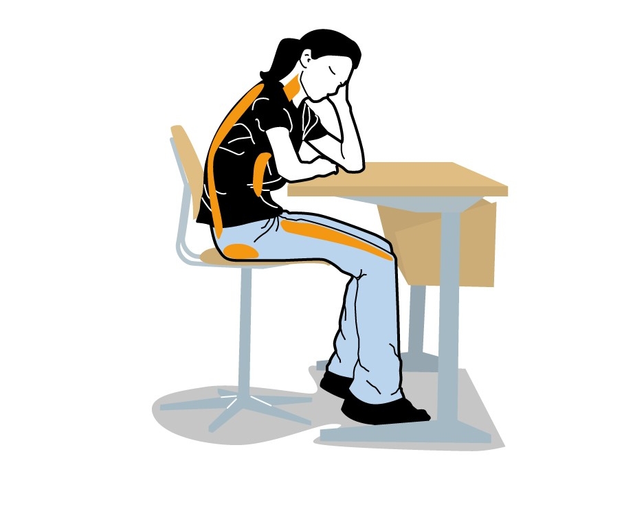 Die Illustration zeigt einen Menschen, der am Schreibtisch sitzt. Die orange markierten Muskelgruppen neigen bei langem Sitzen zu Erschlaffung.