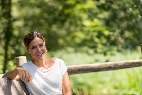 Entscheiden Sie sich für etwas Neues: Die weissen Türen auf der grünen Wiese symbolisieren Ihre vielfältigen Möglichkeiten. Coach Andrea Waldispühl zeigt, wie Sie mit Neuem gekonnt umgehen.