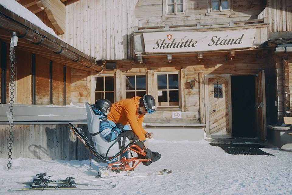 Solidariät auf der Skipiste. Markus ermöglicht einer Person mit Beeinträchtigung einen Tag auf Skipiste