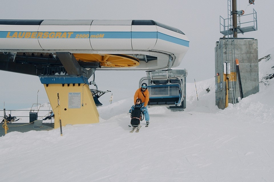 Solidariät auf der Skipiste. Markus ermöglicht einer Person mit Beeinträchtigung einen Tag auf Skipiste