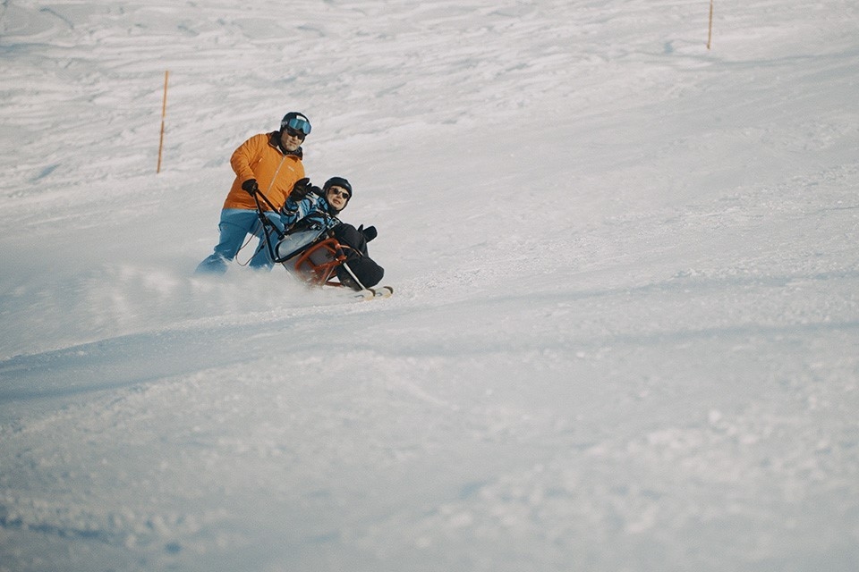 Solidariät auf der Skipiste. Markus ermöglicht einer Person mit Beeinträchtigung einen Tag auf Skipiste