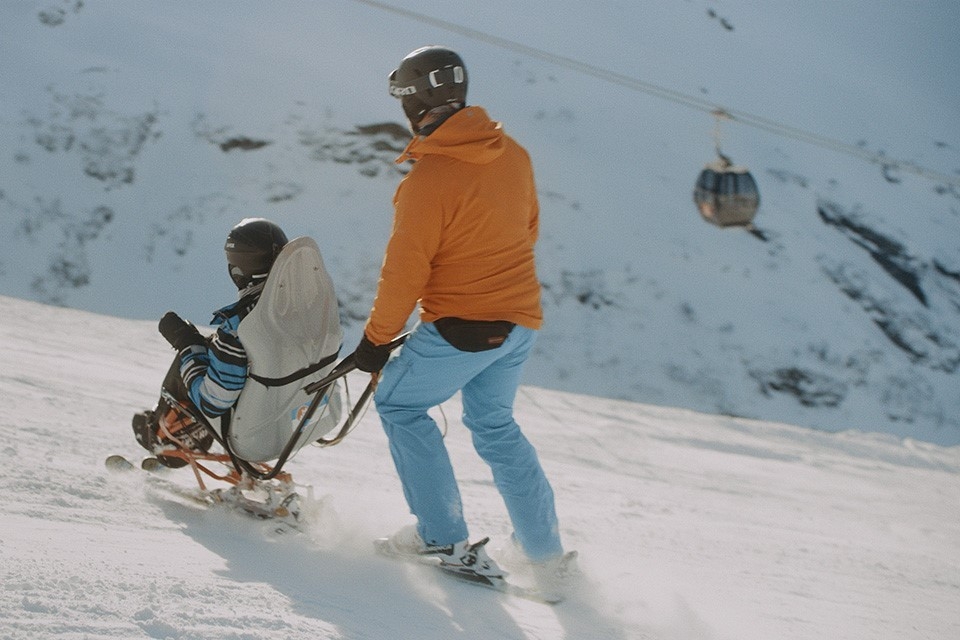 Solidariät auf der Skipiste. Markus ermöglicht einer Person mit Beeinträchtigung einen Tag auf Skipiste