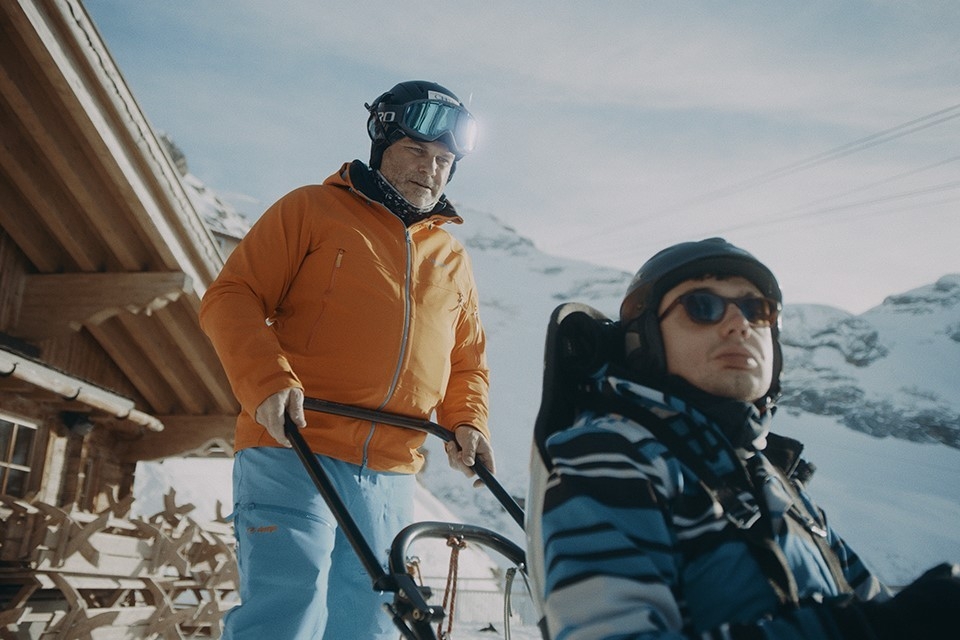 Solidariät auf der Skipiste. Markus ermöglicht einer Person mit Beeinträchtigung einen Tag auf Skipiste