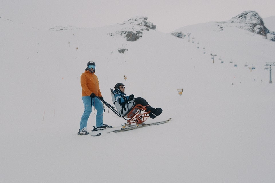 Solidariät auf der Skipiste. Markus ermöglicht einer Person mit Beeinträchtigung einen Tag auf Skipiste