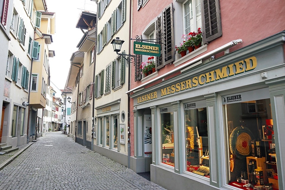 Generationen. Familie. In einer alten Gasse in Rapperswil ist die Messerschmiede Elsener.