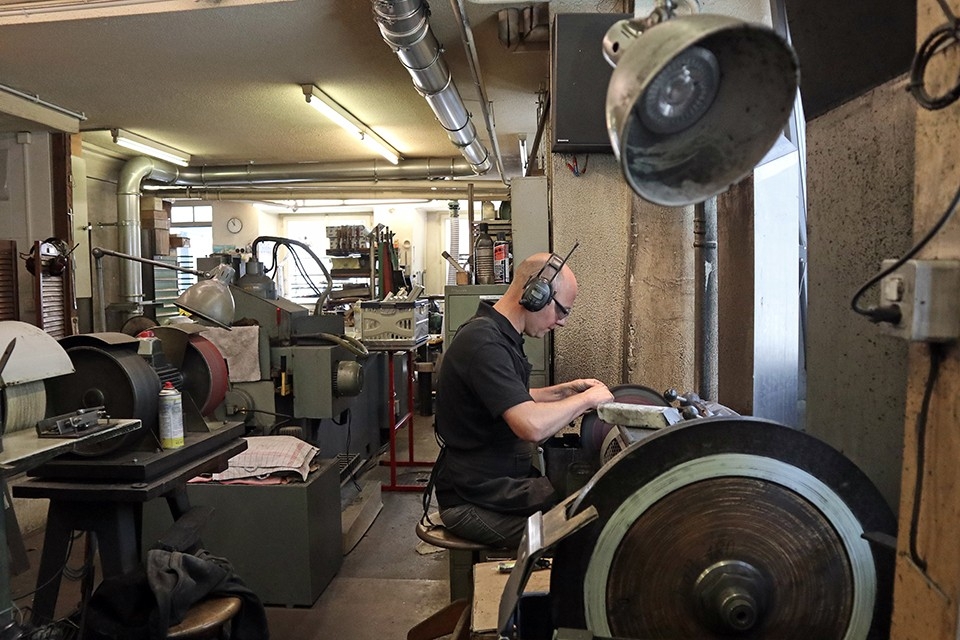 Generationen. Familie. Philipp Elsener in der Werkstatt an der Arbeit.