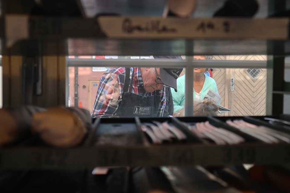 Generationen. Familie. Blick aus dem Fenster der Werktstatt. Ruedi Elsener kümmert sich um die Enkelkinder.