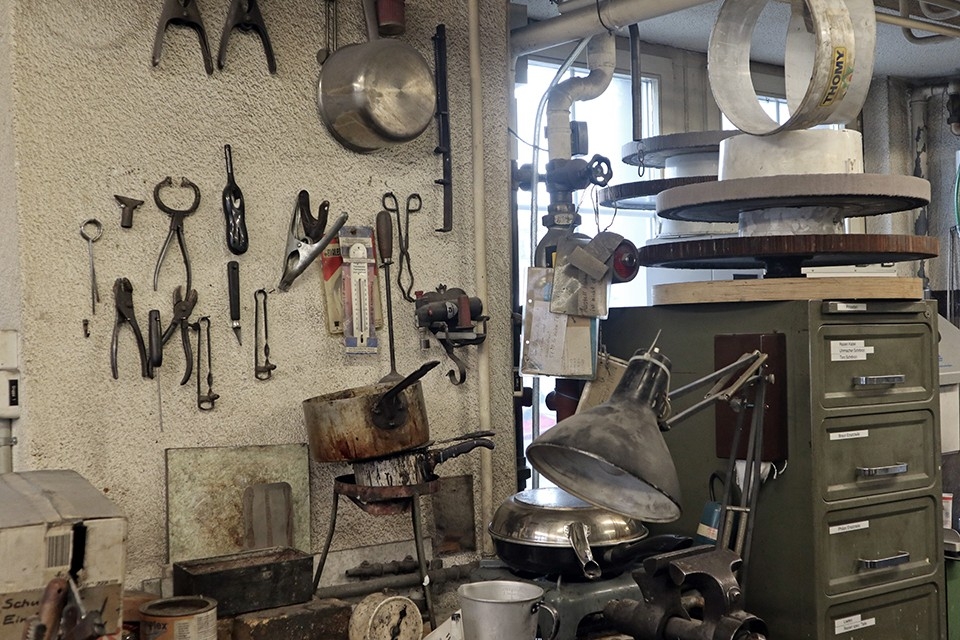 Generationen. Familie. Blick an die Wand der Werkstatt mit altem Werkzeug.
