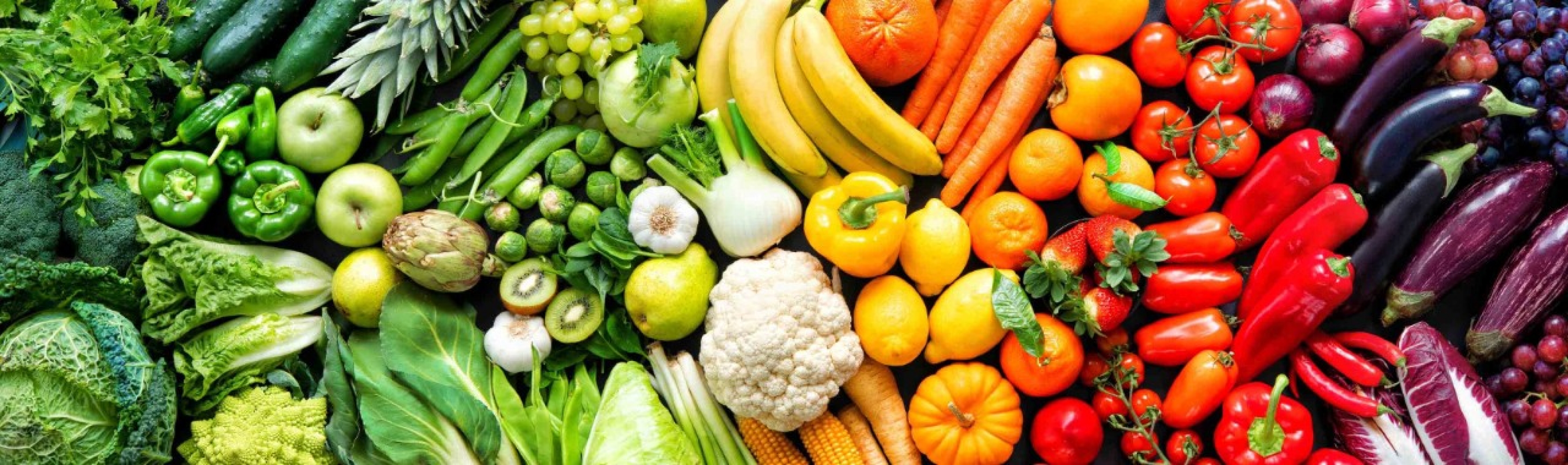 Gesünder leben? Zum gesunden Lebensstil gehört eine gesunde Ernährung. Dieses farbenfrohe und vielfältige Angebot an Obst und Gemüse, macht Appetit.