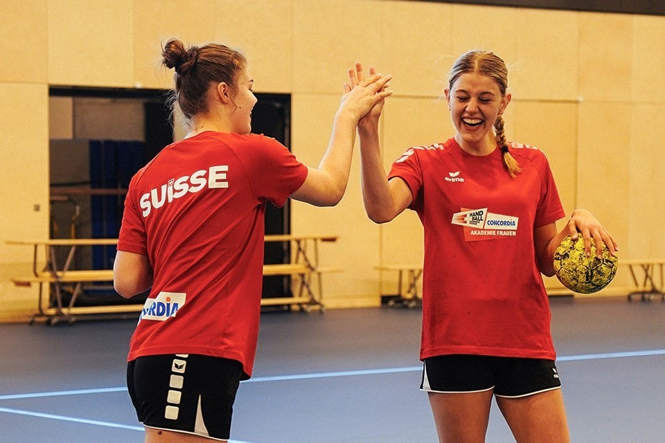 Die CONCORDIA Handball-Akademie ist die neue Geburtsstätte von Talenten im Schweizer Frauen Handball. Im neuen «OYM» (On your Marks) Kompetenzzentrum erhalten die talentiertesten Spielerinnen im Alter von 14 bis 20 Jahren unter professionellen Bedingungen das Rüstzeug für einen erfolgreichen Anschluss an die Spitze.