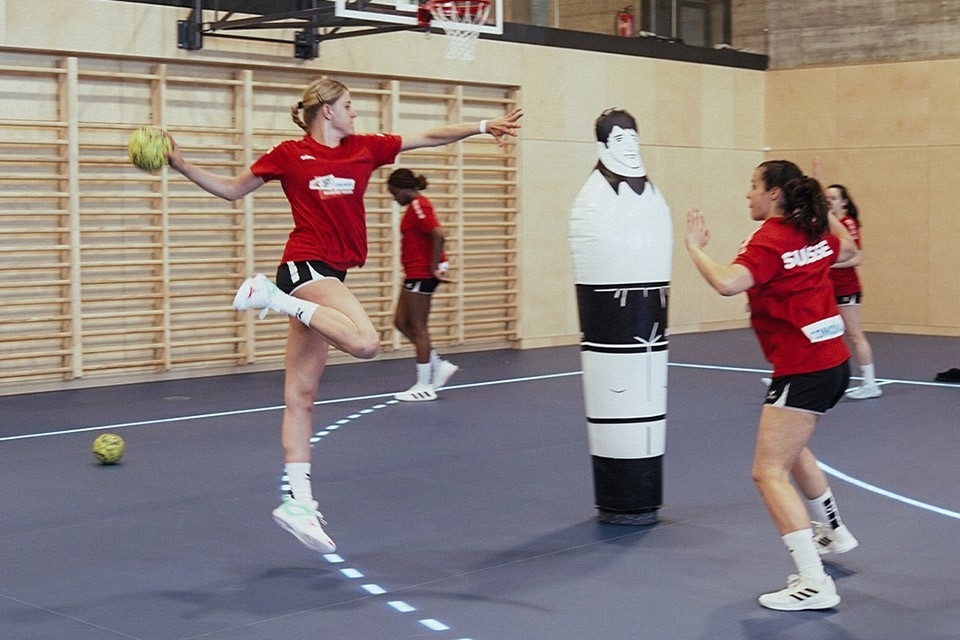 Die CONCORDIA Handball-Akademie ist die neue Geburtsstätte von Talenten im Schweizer Frauen Handball. Im neuen «OYM» (On your Marks) Kompetenzzentrum erhalten die talentiertesten Spielerinnen im Alter von 14 bis 20 Jahren unter professionellen Bedingungen das Rüstzeug für einen erfolgreichen Anschluss an die Spitze.