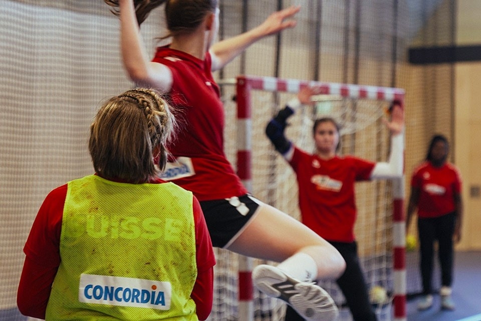 Die CONCORDIA Handball-Akademie ist die neue Geburtsstätte von Talenten im Schweizer Frauen Handball. Im neuen «OYM» (On your Marks) Kompetenzzentrum erhalten die talentiertesten Spielerinnen im Alter von 14 bis 20 Jahren unter professionellen Bedingungen das Rüstzeug für einen erfolgreichen Anschluss an die Spitze.