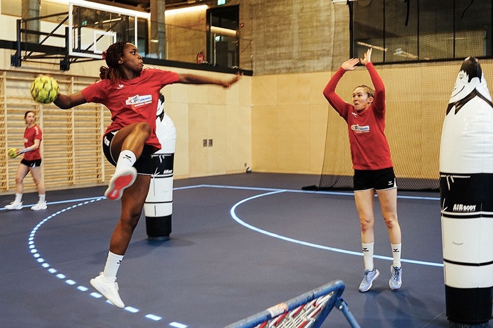 Die CONCORDIA Handball-Akademie ist die neue Geburtsstätte von Talenten im Schweizer Frauen Handball. Im neuen «OYM» (On your Marks) Kompetenzzentrum erhalten die talentiertesten Spielerinnen im Alter von 14 bis 20 Jahren unter professionellen Bedingungen das Rüstzeug für einen erfolgreichen Anschluss an die Spitze.