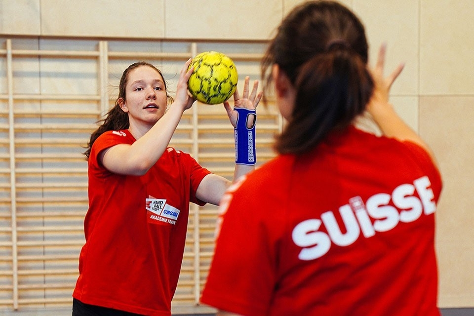 Die CONCORDIA Handball-Akademie ist die neue Geburtsstätte von Talenten im Schweizer Frauen Handball. Im neuen «OYM» (On your Marks) Kompetenzzentrum erhalten die talentiertesten Spielerinnen im Alter von 14 bis 20 Jahren unter professionellen Bedingungen das Rüstzeug für einen erfolgreichen Anschluss an die Spitze.