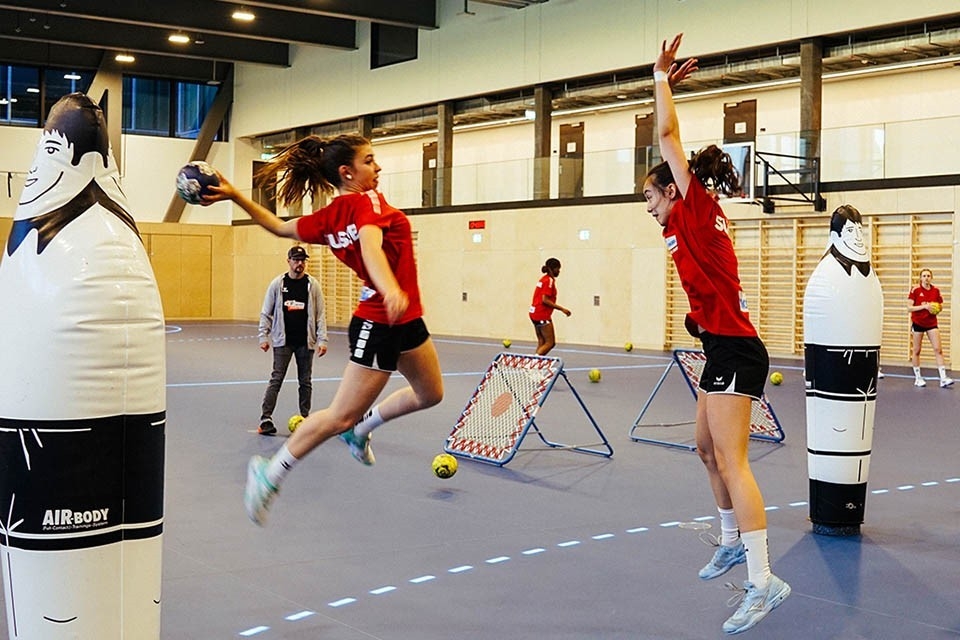 Die CONCORDIA Handball-Akademie ist die neue Geburtsstätte von Talenten im Schweizer Frauen Handball. Im neuen «OYM» (On your Marks) Kompetenzzentrum erhalten die talentiertesten Spielerinnen im Alter von 14 bis 20 Jahren unter professionellen Bedingungen das Rüstzeug für einen erfolgreichen Anschluss an die Spitze.