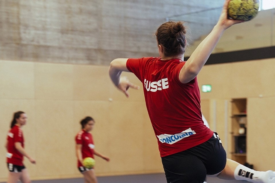 Die CONCORDIA Handball-Akademie ist die neue Geburtsstätte von Talenten im Schweizer Frauen Handball. Im neuen «OYM» (On your Marks) Kompetenzzentrum erhalten die talentiertesten Spielerinnen im Alter von 14 bis 20 Jahren unter professionellen Bedingungen das Rüstzeug für einen erfolgreichen Anschluss an die Spitze.