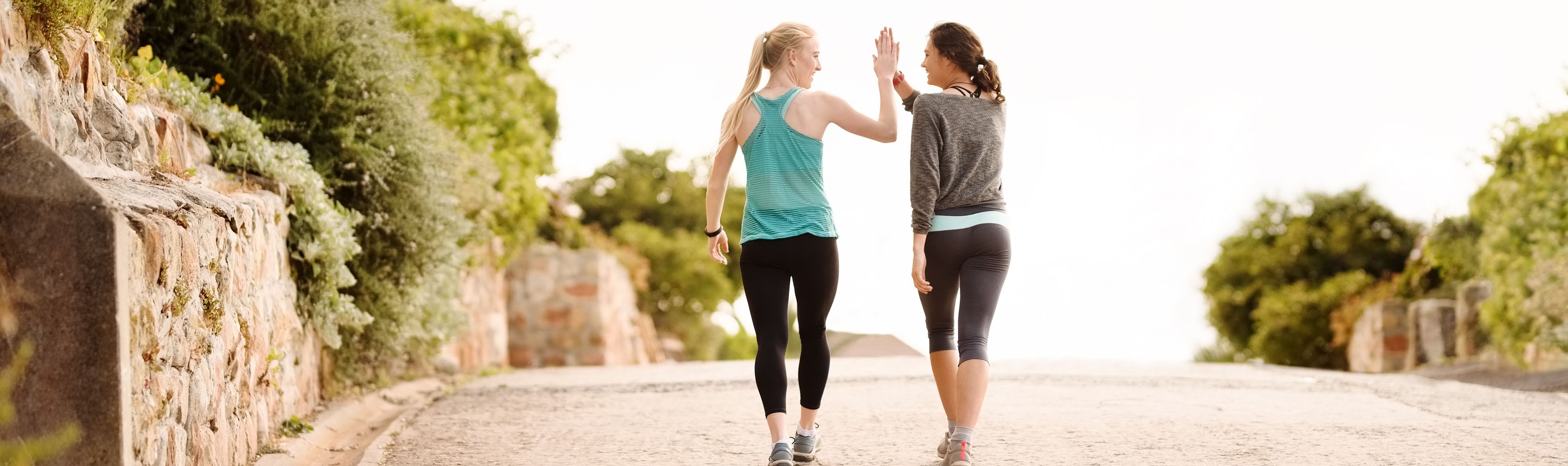 Zwei Frauen absolvieren ihr Training und sorgen sich so um ihre Herzgesundheit.