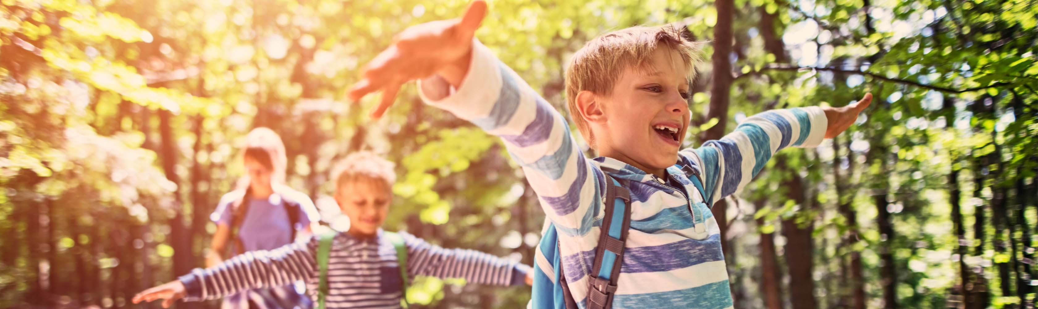 Nach Herzenslust balancieren: Kinder brauchen ihre kleinen und grossen Abenteuer, so der Kinder- und Jugendpsychologe Urs Kiener.