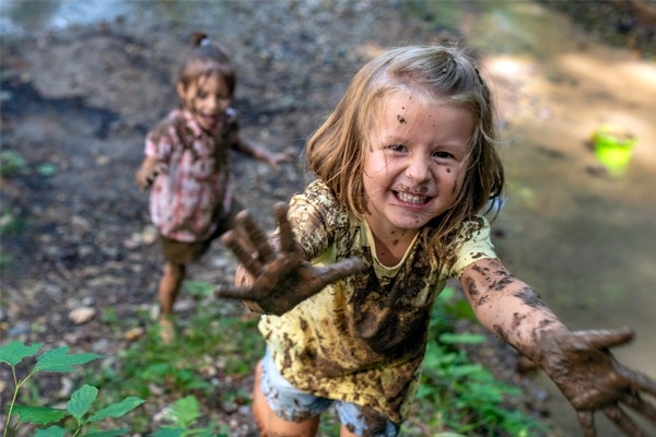 Nach Herzenslust im Matsch spielen: Kinder brauchen ihre kleinen und grossen Abenteuer, so der Kinder- und Jugendpsychologe Urs Kiener.