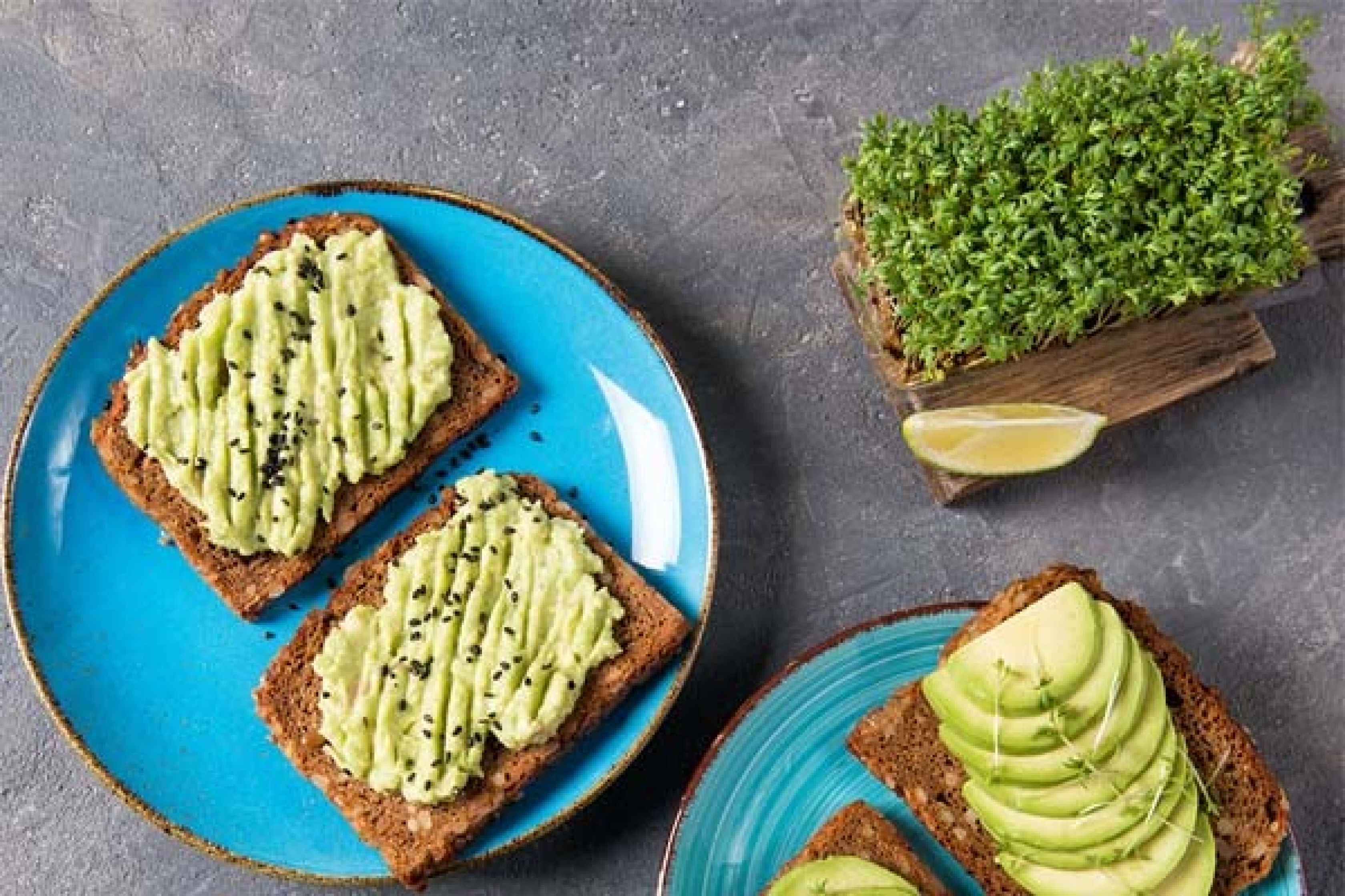 Brot mit Avocado und Kresse