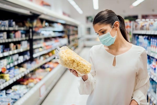 Labels unterstützen, gerechte Lebensmittel auszuwählen. Diese Frau prüft das Label einer Pasta-Packung.