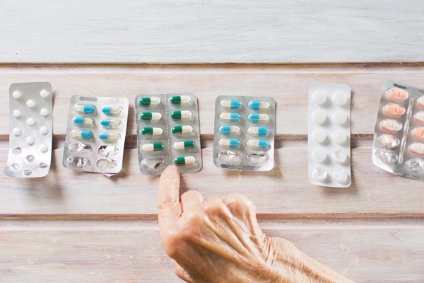 Verschiedene Medikamente liegen in Form von Tabletten und Kapseln auf einem Tisch. Hat eine Person mehrere Krankheiten, muss für die Behandlung und die verordneten Medikamente die gesamte Krankheitssituation berücksichtigt werden. 