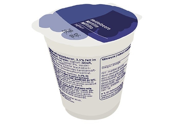 Auf einem handelsüblichen Joghurtbecher im Supermarkt befinden sich einige Labels rund um Nahrungsmittelkennzeichnung: Nährwerte und Allergene, die Zutaten sowie das Haltbarkeitsdatum.