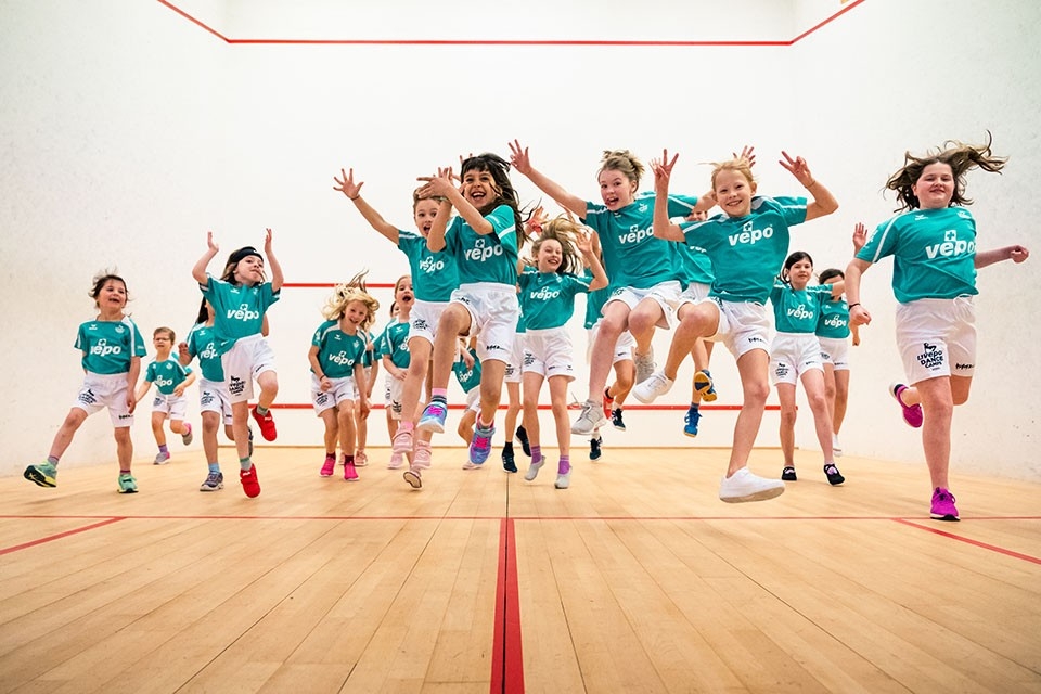 Die Kinder vom MS Sports Camp springen für ein Gruppenfoto in die Luft