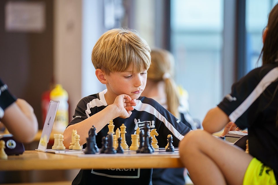Ein Junge überlegt seinen nächsten Schachzug