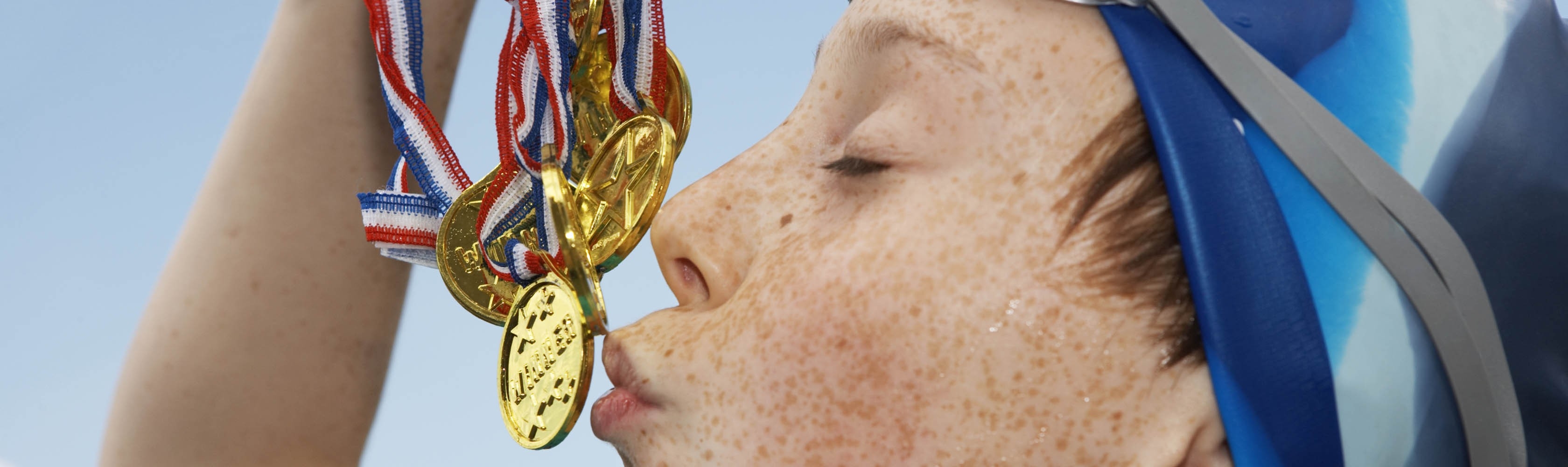 Ein junges Sporttalent küsste seine Medaillen
