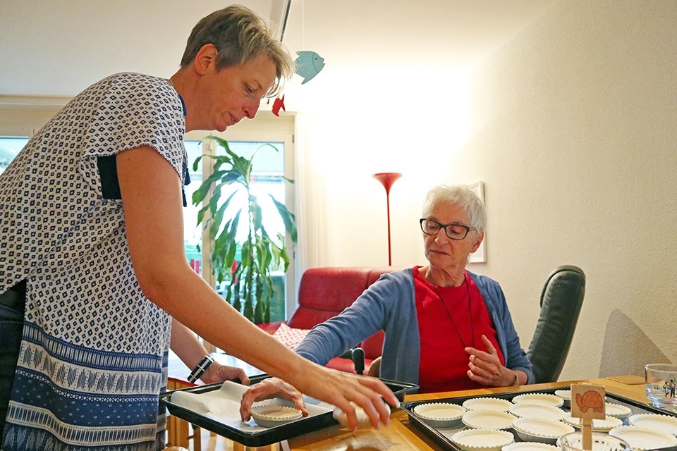 Eine Seniorin bereitet mit der Leiterin der Tagestätte das gemeinsame Mittagessen vor.