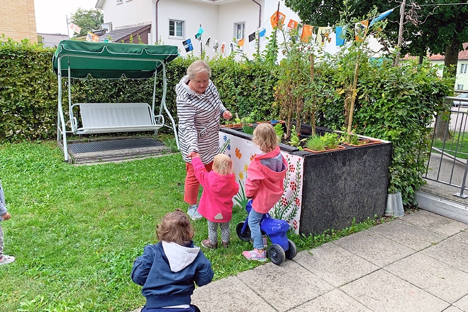 Im Garten der Tagesstätte TANDEM wachsen Beeren, die von den Kleinsten noch so gerne als Zwischen-Snack gegessen werden.