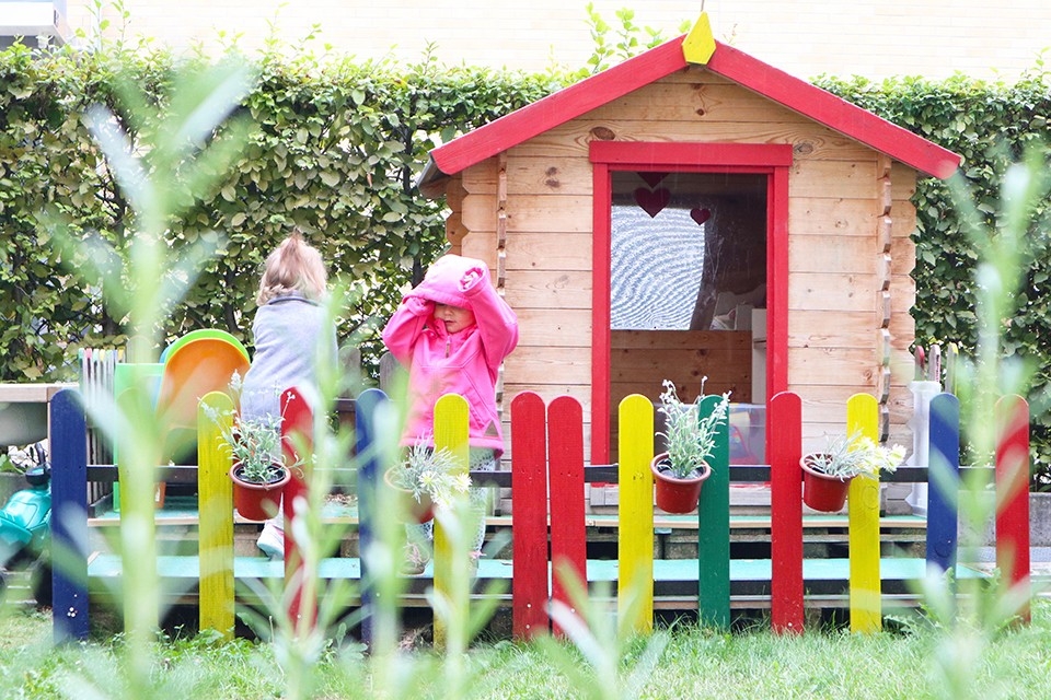 Die junge Generation spielt im hauseigenen Garten der Tagesstätte TANDEM.