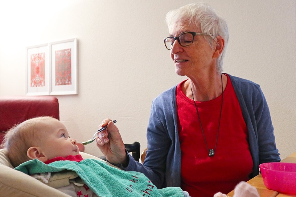 Gemeinsames Mittagessen in der Tagesstätte TANDEM. Eine Seniorin hilft beim Brei-Füttern.