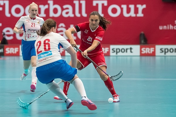 Corin Rüttimann umspielt gekonnt ihre Gegenspielering. Die Vorbereitungen für die Unihockey WM in Neuenburg sind im vollen Gange.